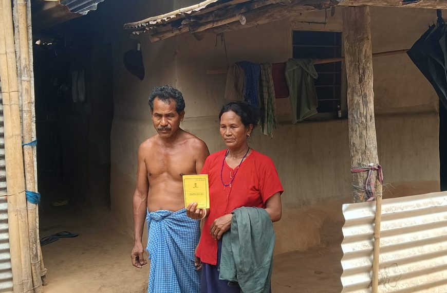 বি.পি.এল রেশন কার্ড থাকলেও মিলছে না আবাস যোজনার ঘর, ভাঙা বাড়িতেই দিন কাটছে জনজাতি দম্পতির