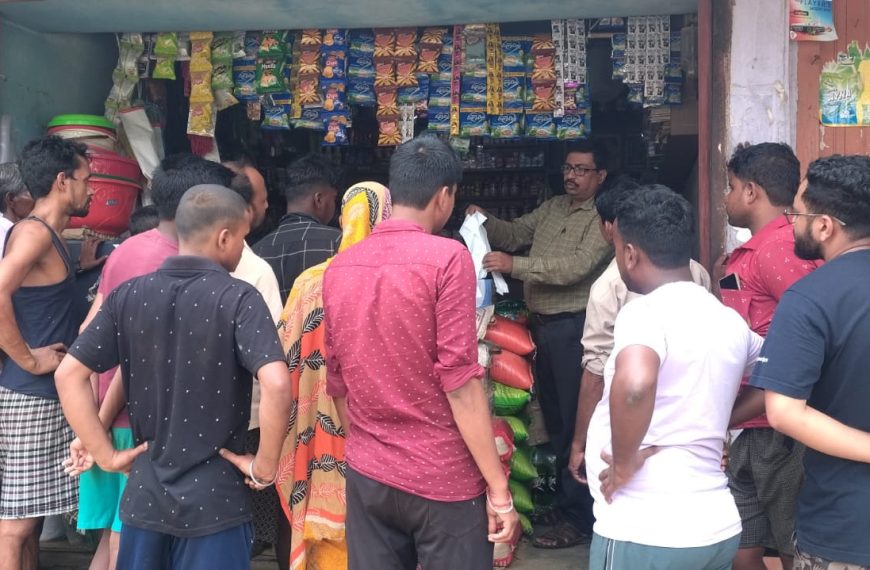 বিলোনিয়ায় মেয়াদ উত্তীর্ণ খাবার ও পলিথিন ব্যাগের বিরুদ্ধে অভিযান