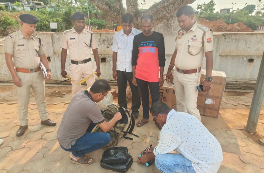 আগরতলা রেলস্টেশনে ৬ কেজির বেশি গাঁজাসহ যুবক আটক