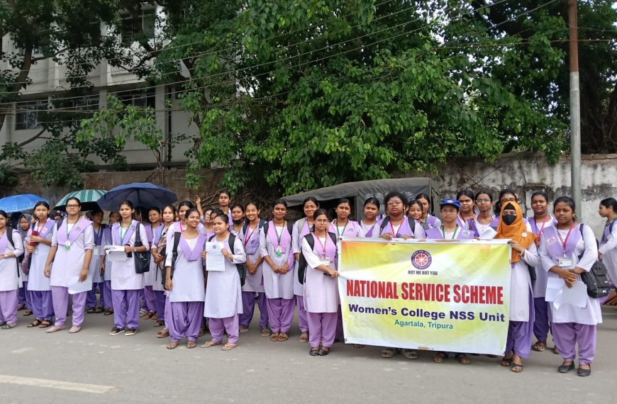 গ্রীষ্মের দাবদাহে স্বাস্থ্য সচেতনতায় মহিলা কলেজের এনএসএস ইউনিটের উদ্যোগ