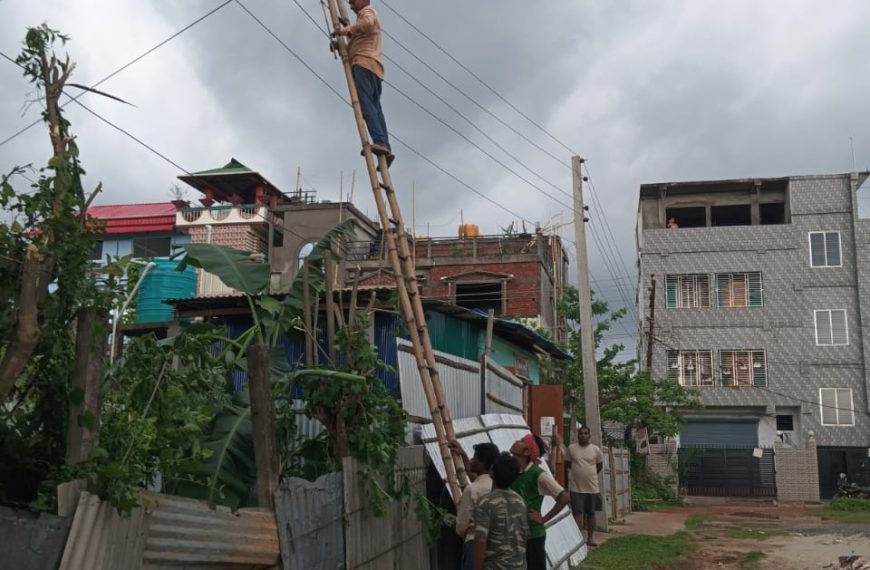 ঝড়ে বিধ্বস্ত বিদ্যুৎ পরিকাঠামো, দুর্যোগেও ময়দানে নিগম কর্মীরা, তদারকিতে স্বয়ং মন্ত্রী রতন লাল নাথ