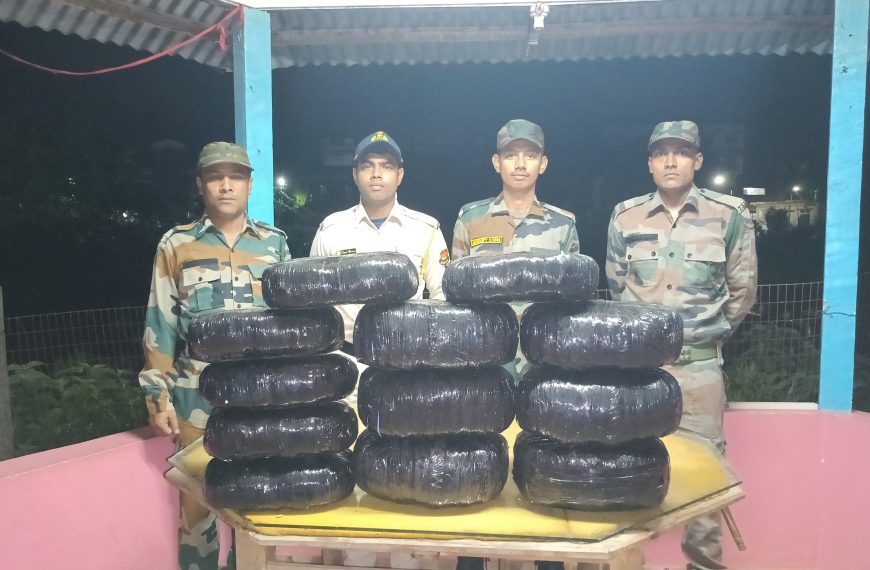 সীমান্ত এলাকায় ৩৩ কেজি গাঁজা উদ্ধার, তদন্তে পুলিশ