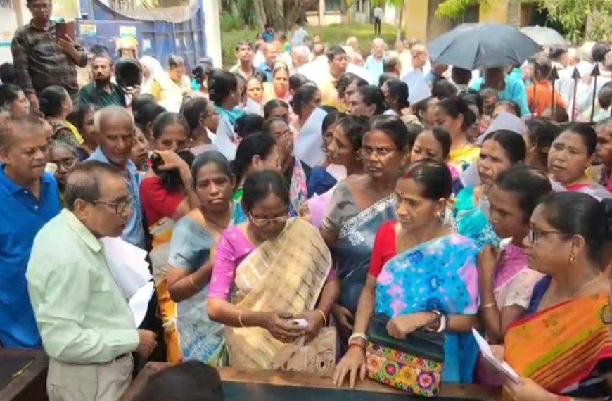 বকেয়া মেটানো সহ ১২ দফা দাবিতে গণ-ডেপুটেশনে জুটমিল যৌথ আন্দোলন কমিটি