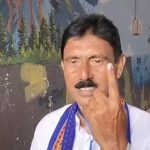 ভোটাধিকার প্রয়োগ করলেন বিজেপি প্রার্থী জহর চক্রবর্তী