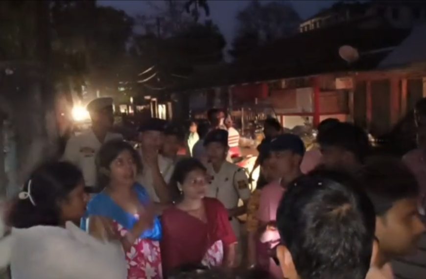 হাই ভোল্টেজ তার ছিঁড়ে নাবালিকা গুরুতর জখম, বিক্ষোভে বিদ্যুৎ দপ্তরে ভাঙচুর, রক্তাক্ত ওসি, পুলিশের লাঠিচার্জ