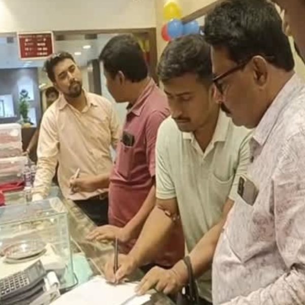 গ্রাহকের অভিযোগে বসুন্ধরা জুয়েলার্সে হানা, মিলল অনিয়ম