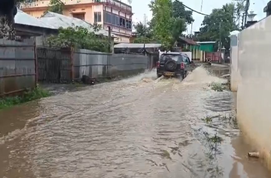 সামান্য বৃষ্টিতেই জলমগ্ন পূর্ব গান্ধীগ্রাম, চরম ভোগান্তিতে এলাকাবাসী