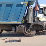 লরি ও ট্রিপারের মুখোমুখি সংঘর্ষ, অল্পের জন্য প্রাণে বাঁচলেন চালকরা