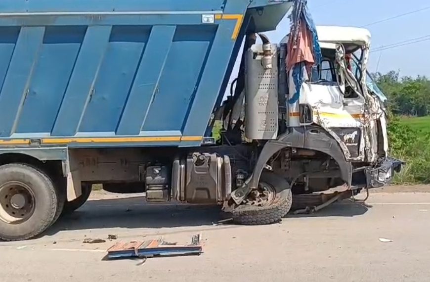 লরি ও ট্রিপারের মুখোমুখি সংঘর্ষ, অল্পের জন্য প্রাণে বাঁচলেন চালকরা