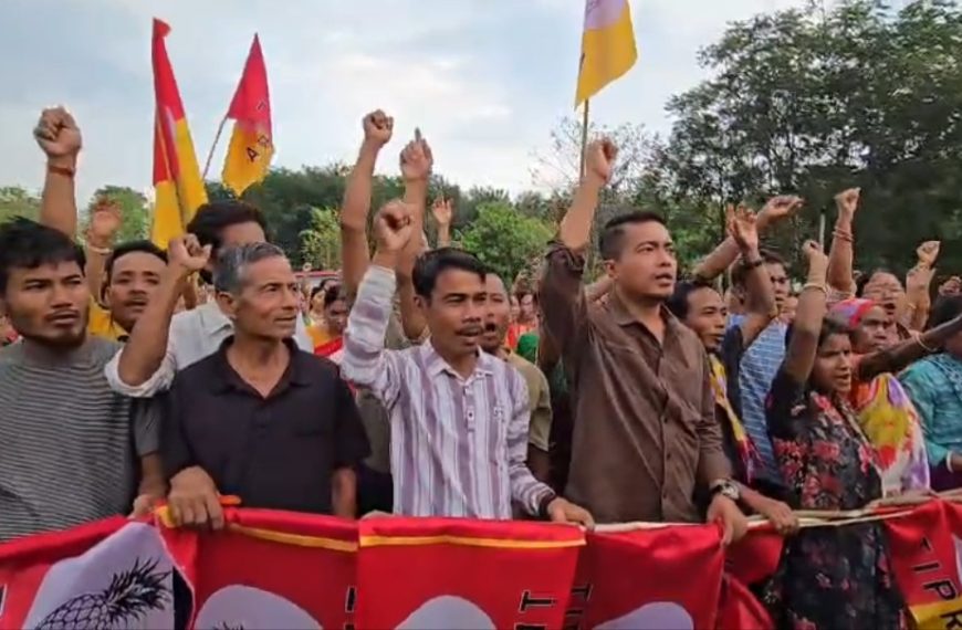 প্রচারের শেষ লগ্নে মোহনপুরে বড়সড় ভাঙন, ১০৭৩ ভোটার তিপ্রা মথায় যোগদান