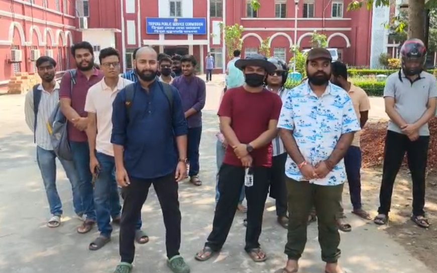 জুনিয়র ইঞ্জিনিয়ার মেইনস পরীক্ষার তারিখ পিছোনোর দাবিতে টিপিএসসি-তে ডেপুটেশন