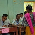 ইভিএম গোলযোগে আধাঘণ্টা দেরি, কালীনগর ২৭ নম্বর কেন্দ্রে সঠিক সময়ে  ভোটগ্রহণে বিঘ্ন