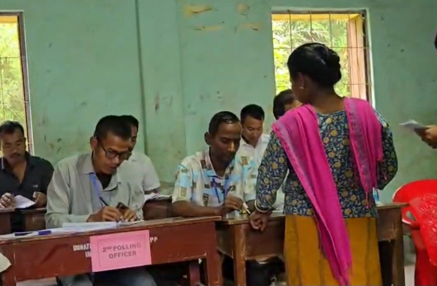ইভিএম গোলযোগে আধাঘণ্টা দেরি, কালীনগর ২৭ নম্বর কেন্দ্রে সঠিক সময়ে  ভোটগ্রহণে বিঘ্ন