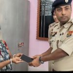 হারিয়ে যাওয়া ১৬টি মোবাইল উদ্ধার, প্রকৃত মালিকদের হাতে তুলে দিল এয়ারপোর্ট থানার পুলিশ