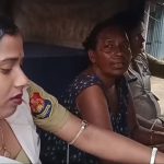 আমতলী বারুইপাড়ায় উশৃঙ্খল মহিলার তাণ্ডব, এলাকাবাসীর চাপে গ্রেফতার