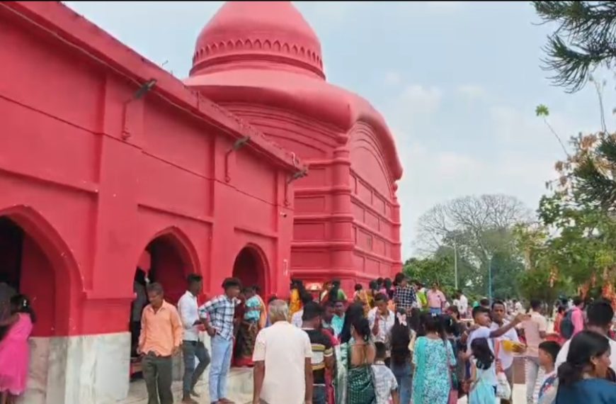 নববর্ষের প্রথম দিনেই ত্রিপুরেশ্বরী মন্দিরে উপচে পড়া ভিড়