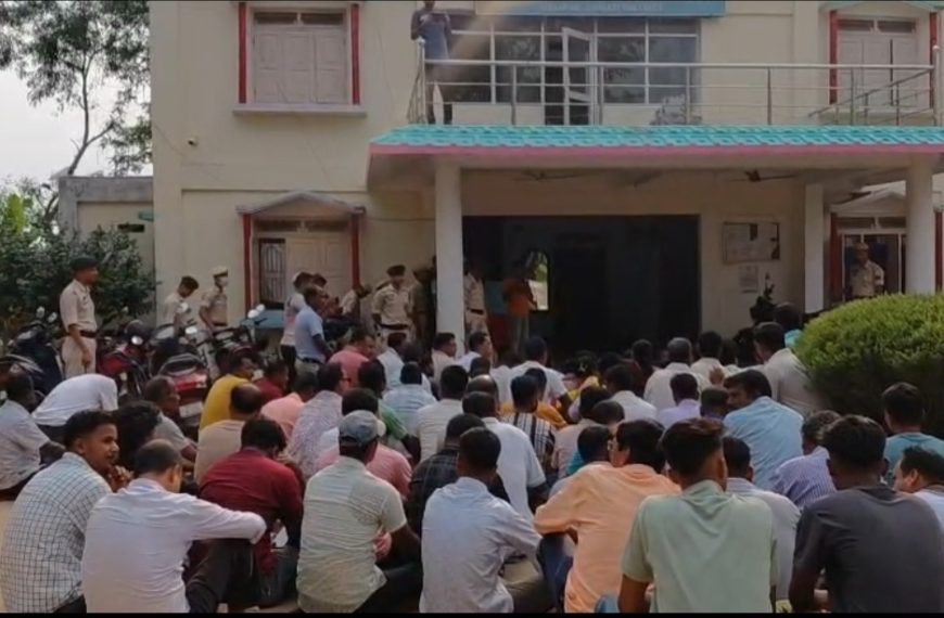 কাকড়াবন থানায় বিক্ষোভ বিজেপি কর্মীদের, ওসিকে ঘিরে তালাবন্দি—এডিসি ভোট পরবর্তী উত্তেজনা তীব্র