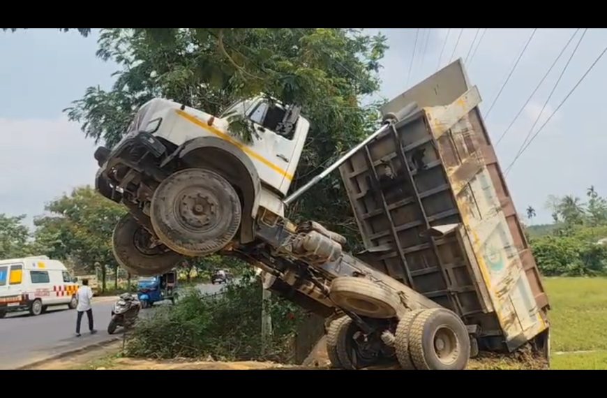 চড়িলাম পেট্রোল পাম্পের কাছে ট্রিপার উল্টে দুর্ঘটনা, অল্পের জন্য প্রাণে বাঁচলেন চালক