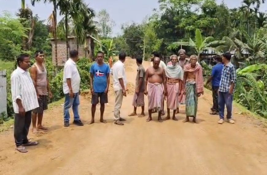 নিম্নমানের কাজের অভিযোগে লক্ষীছড়ার বাঁধের সংস্কার কাজ বন্ধ করলেন গ্রামবাসীরা, উত্তেজনা গোলধারপুরে