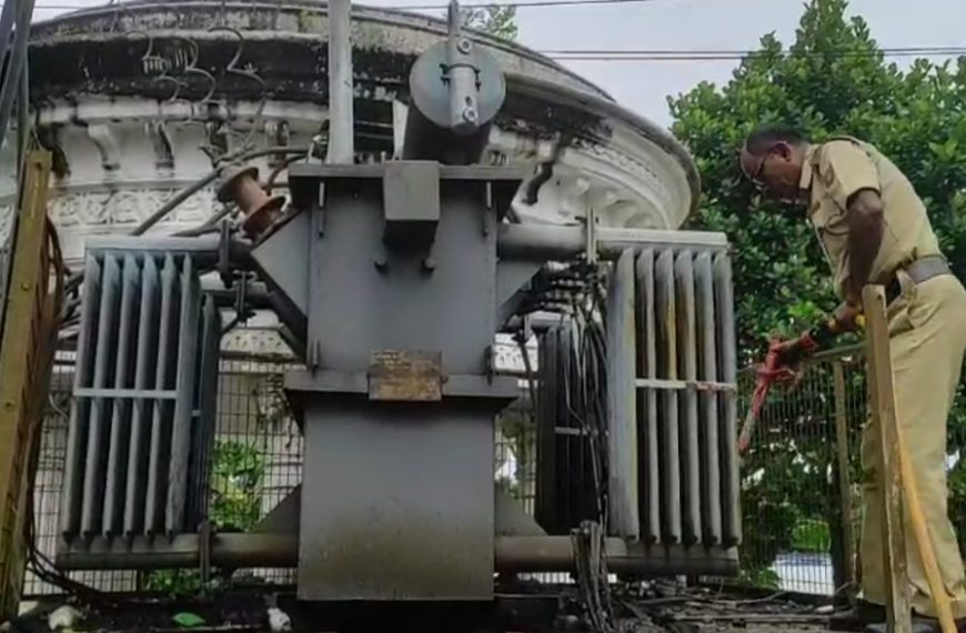 জগন্নাথ বাড়ির সামনে ট্রান্সফরমারে অগ্নিকাণ্ড, অল্পের জন্য রক্ষা পথচারীরা