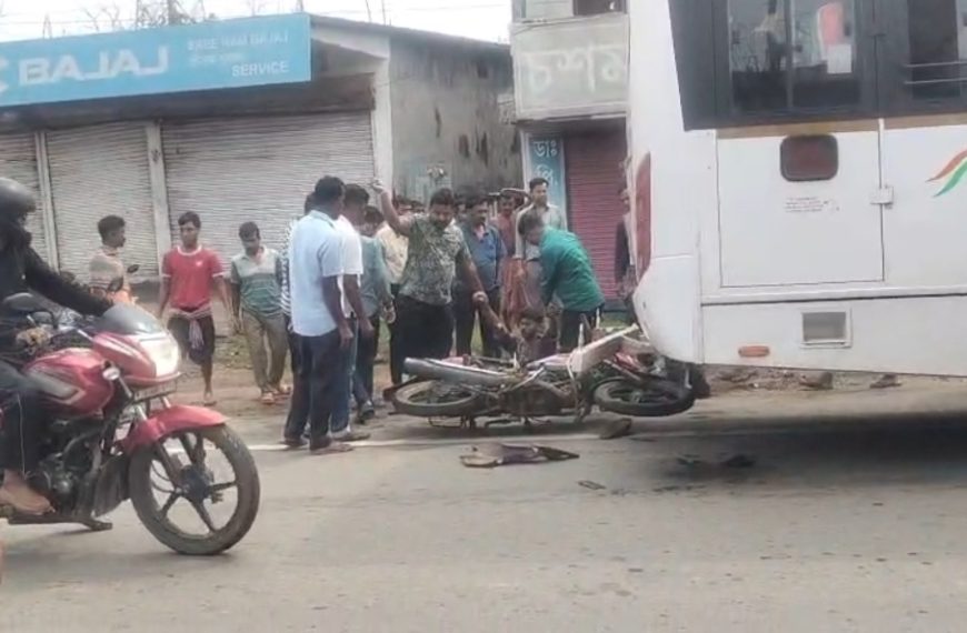 বাস ও বাইকের সংঘর্ষে আহত যুবক, বিশৃঙ্খল পার্কিং নিয়ে ক্ষোভ