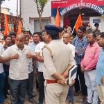 ট্রাফিক ইন্সপেক্টরের বিরুদ্ধে অবৈধ অর্থ আদায়ের অভিযোগ, পূর্ব থানায় ডেপুটেশন অটো শ্রমিকদের