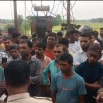 অস্থায়ী বাঁধে জলবন্দি রুদ্রসাগর, ফসল রক্ষায় সড়ক অবরোধে কৃষকরা