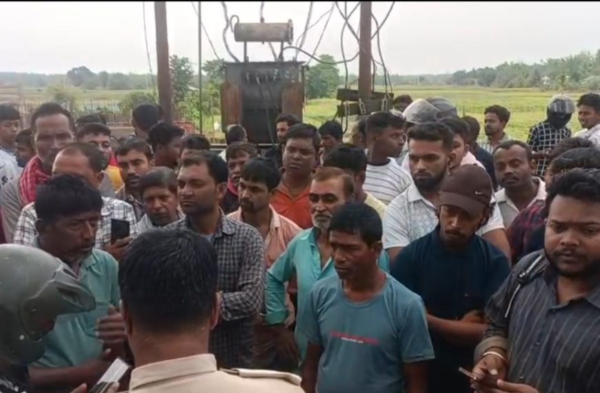 অস্থায়ী বাঁধে জলবন্দি রুদ্রসাগর, ফসল রক্ষায় সড়ক অবরোধে কৃষকরা