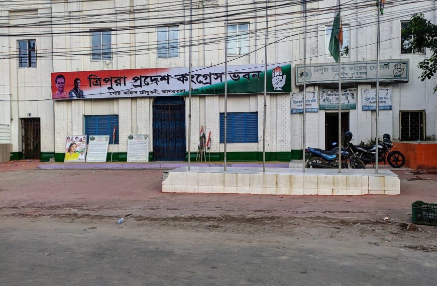 বিধানসভা অভিযানে বাধা, কংগ্রেস ভবনের সামনে আটকালো পুলিশ, ক্ষোভে মহিলা কংগ্রেস