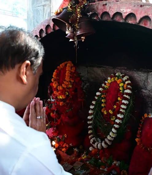 অসম ভোট: কামাখ্যা মন্দিরে পুজো দিলেন মুখ্যমন্ত্রী হিমন্ত বিশ্ব শর্মা