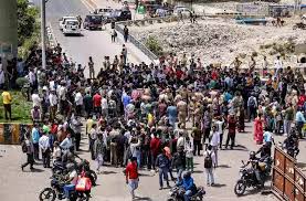 নয়ডায় কম মজুরির প্রতিবাদে উত্তাল শ্রমিক বিক্ষোভ, পরিস্থিতি সহিংস