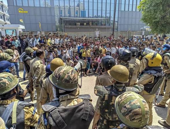 নয়ডা অশান্তির পর ন্যূনতম মজুরি বাড়াল উত্তরপ্রদেশ, ৩০০ জন গ্রেফতার: পুলিশ