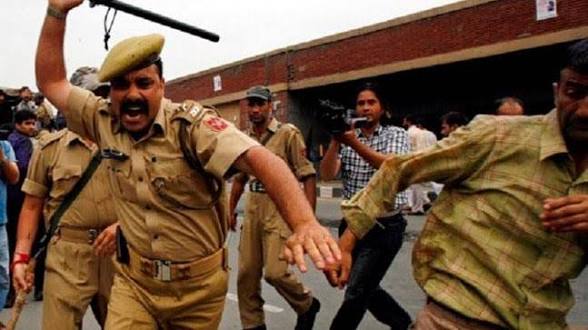 মুজফ্‌ফরপুরে খেসারি লাল যাদবের অনুষ্ঠানে বিশৃঙ্খলা, লাঠিচার্জ পুলিশের