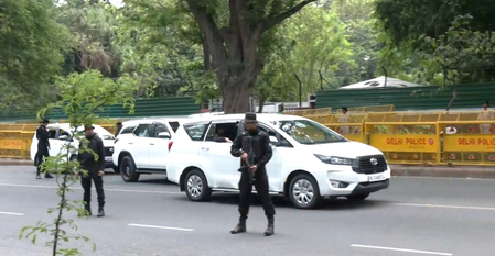 প্রধানমন্ত্রীের জ্বালানি সাশ্রয়ের আহ্বানে সাড়া, মন্ত্রী-আমলাদের কনভয় ছোট, বাড়ছে ইভি ও গণপরিবহন ব্যবহার