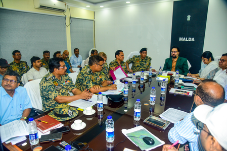 বাংলাদেশ সীমান্তে কাঁটাতারের বেড়া নির্মাণে বিএসএফকে জমি হস্তান্তর শুরু পশ্চিমবঙ্গ সরকারের