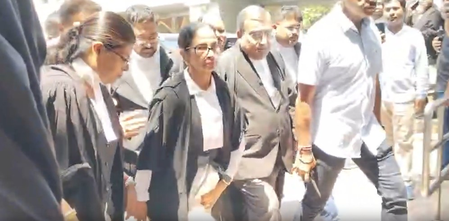 কলকাতা হাইকোর্টে আইনজীবীর পোশাকে মমতা বন্দ্যোপাধ্যায়, ভোট-পরবর্তী হিংসা মামলায় সওয়াল