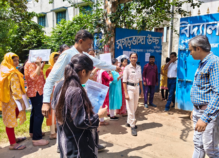 স্কুল পরিচালন সমিতিতে রাজনৈতিক প্রভাব কমাতে নির্বাচনী ব্যবস্থা আনছে পশ্চিমবঙ্গ সরকার