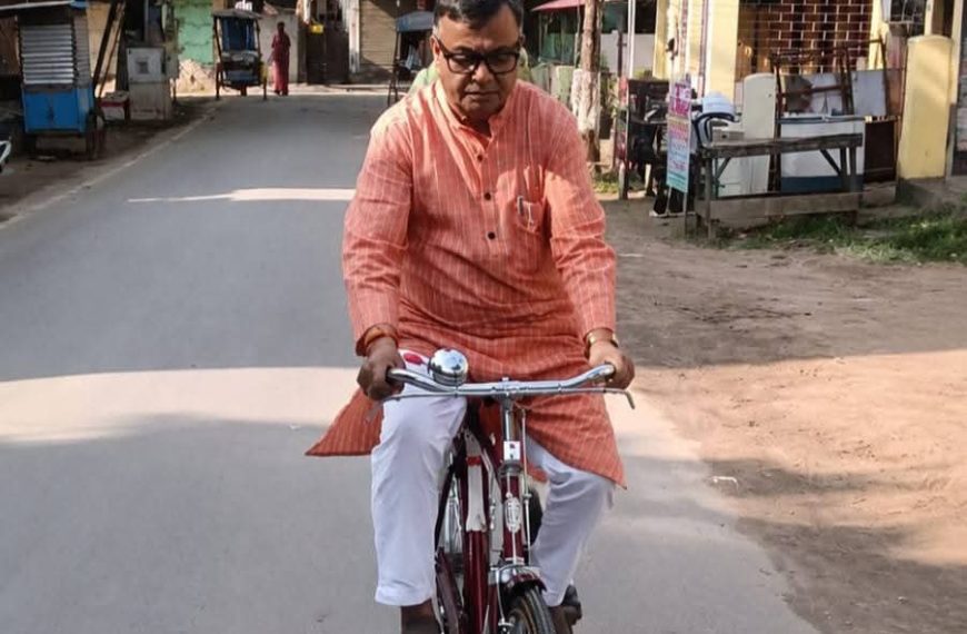 জ্বালানি সাশ্রয়ে বাইসাইকেলে কৃষিমন্ত্রী রতন লাল নাথ, প্রধানমন্ত্রীর আহ্বানে নতুন উদ্যোগ