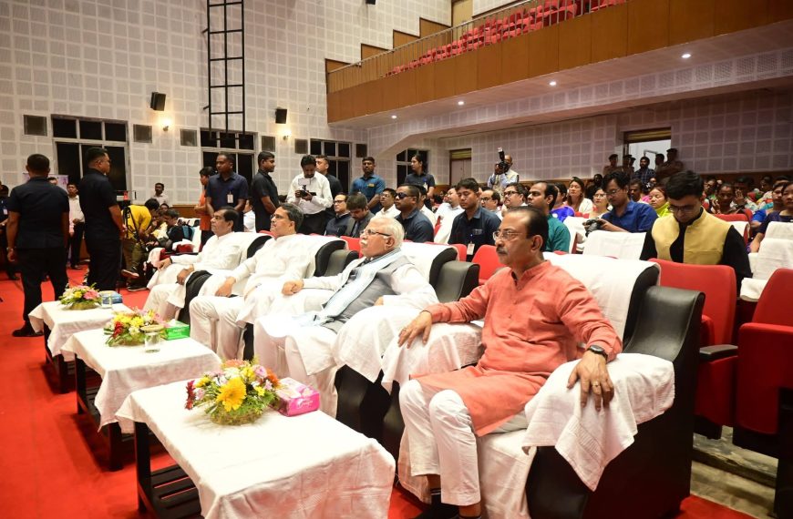 মুক্তধারা প্রেক্ষাগৃহে ‘মন কি বাত’ অনুষ্ঠান শ্রবণ করলেন মুখ্যমন্ত্রী ও কেন্দ্রীয় মন্ত্রী মনোহর লাল খট্টর