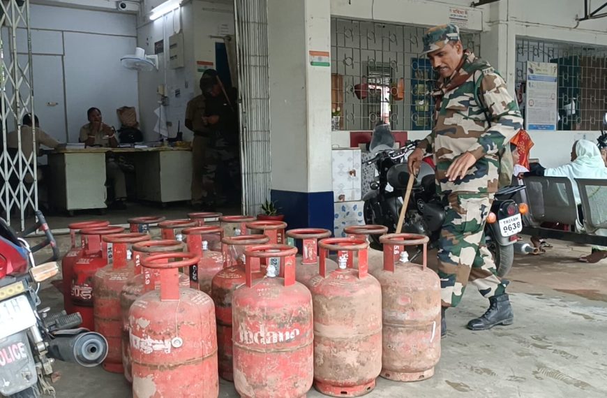 ধর্মনগরে পুলিশের দুঃসাহসিক অভিযান, উদ্ধার ৬০ অবৈধ গ্যাস সিলিন্ডার, মহকুমাজুড়ে চাঞ্চল্য