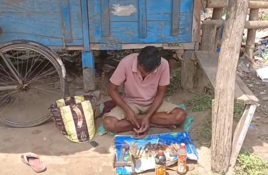 দরিদ্র ছাত্রের পাশে বিশ্রামগঞ্জ থানার ওসি, মানবিক উদ্যোগে প্রশংসার ঝড়