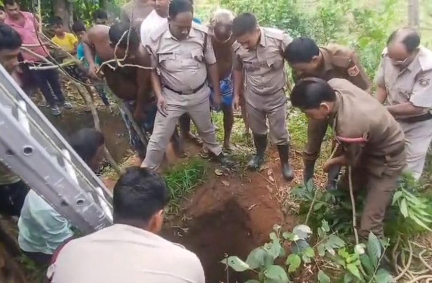 উত্তর ব্রজপুরে অদ্ভুত কাণ্ড, শৌচালয়ের গর্তে নেমে ধ্যানে যুবক
