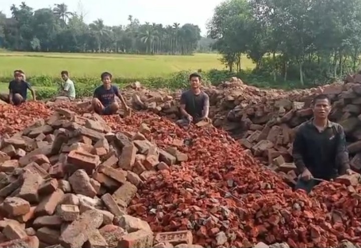 কর্মসংস্থানের খোঁজে ইট ভাঙার কাজে উপজাতি যুবকরা, উঠে এলো প্রত্যন্ত এলাকার বঞ্চনার ছবি