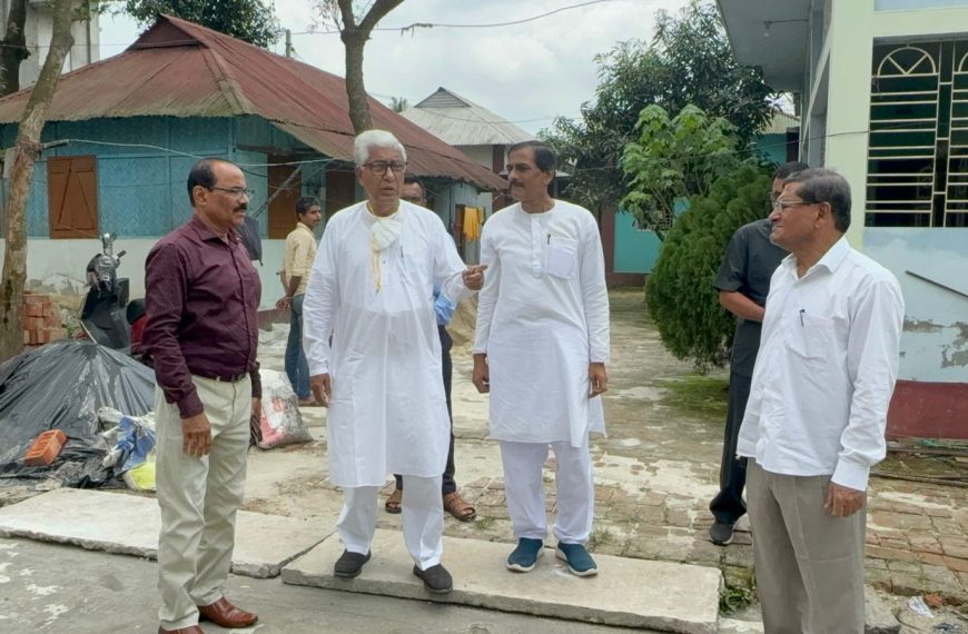 তপন দাসের বাড়িতে ভাঙচুরের ঘটনায় ক্ষতিগ্রস্ত পরিবারকে দেখতে গেলেন মানিক সরকার