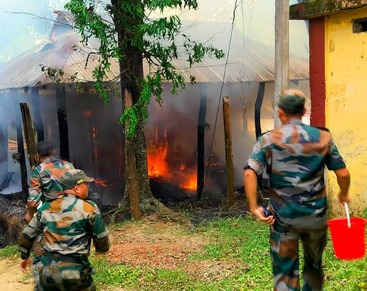 টিএসআর জওয়ানদের তৎপরতায় বড় অগ্নিকাণ্ডের হাত থেকে রক্ষা পেল দুই বাড়ি ও একটি স্কুল