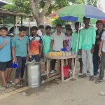 প্রচণ্ড গরমে পথচলতি মানুষের পাশে শরবত নিয়ে দাঁড়াল কচিকাঁচারা