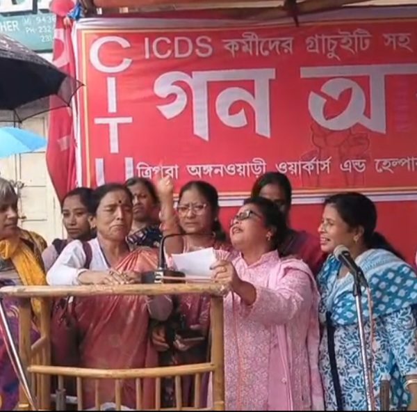 ৮ দফা দাবিতে অঙ্গনওয়াড়ী কর্মী-সহায়িকাদের গণঅবস্থান