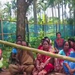 বেহাল রাস্তার প্রতিবাদে পথ অবরোধ, ক্ষোভে ফেটেপড়লেন গ্রামবাসীরা