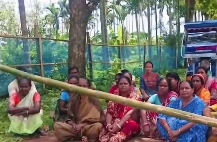 বেহাল রাস্তার প্রতিবাদে পথ অবরোধ, ক্ষোভে ফেটেপড়লেন গ্রামবাসীরা