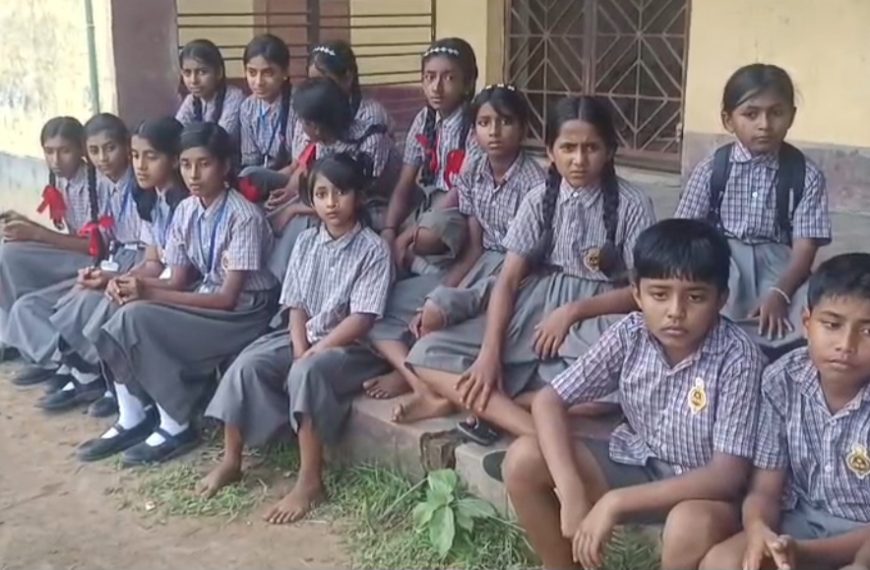 শিক্ষকের দাবিতে কাঞ্চনমালা এসবি স্কুলে বিক্ষোভ, গেটে তালা ঝুলিয়ে ধর্নায় ছাত্র-ছাত্রীরা